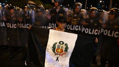 Policías y militares fueron desplegados en las principales ciudades peruanas ante la ola de protestas que exigen la renuncia de Boluarte.