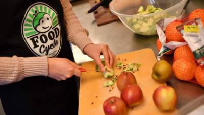 Las iniciativas apuntan a sacar provecho de productos recién pasados de su fecha de caducidad pero todavía comestibles, a fin de evitar el desperdicio.