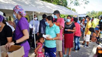 Decenas de ciudadanos asistieron ayer a la feria de la salud en busca de asistencia médica.