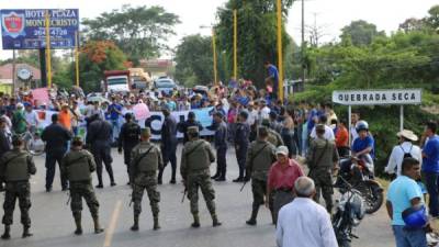 Un grupo de campesinos bloquearon la carretera en la salida de El Progreso a Tela, Atlántida.