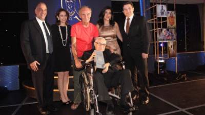 Juan Carlos y Susie Atala, el ganador del premio Quetglas 2015 el padre Alberto Gauci, Giselle y Jesús Canahuati y el querido padre Antonio Quetglas, inspirador de esta presea a la caridad hecha persona.