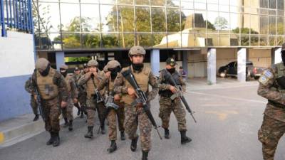 Los militares llegaron a la Asamblea Legislativa armados con fusiles de asalto.