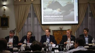 Los congresistas estadounidenses reunidos con adutoriades del Gobierno de Honduras para tratar el tema de la migración infantil.