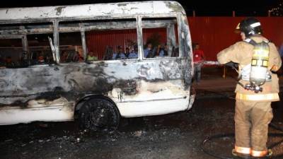 Los antisociales hicieron bajar a los pasajeros antes de incendiar la unidad de transporte.