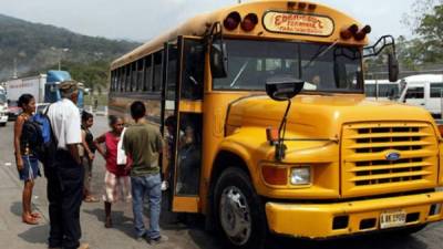 Miles de personas viajan de la terminal a Chamelecón en los buses grandes.