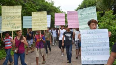 En medio de una protesta frente a la iglesia de Amapala, familiares dieron el último adiós al pescador hondureño.