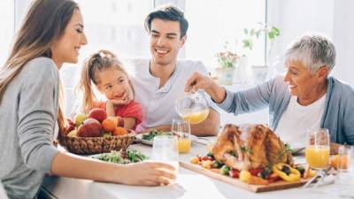 Comer en familia, le enseñara al niños a consumir alimentos saludable.