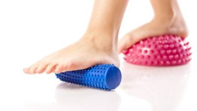 Se deben usar varios artículos para hacer ejercicios que le ayuden a formar el arco del pie.