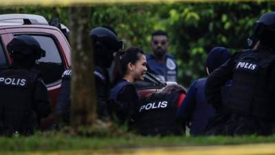 La indonesia Siti Aisyah (c), detenida en relación con la muerte de Kim Jong-Nam, es escoltada por la policía de Malasia para comparecer ante el tribunal de magistrados de Sepang, Malasia, el 13 de abril de 2017. EFE