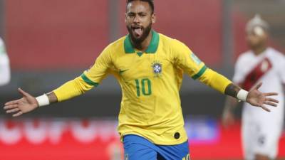 Neymar se destapó con un hat-trick y llegó a 64 goles con la selección de Brasil. Foto AFP.