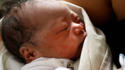 La joven filipina Emily Sagalis lloró de alegría este lunes cuando dio a luz a su niña en un centro médico improvisado.