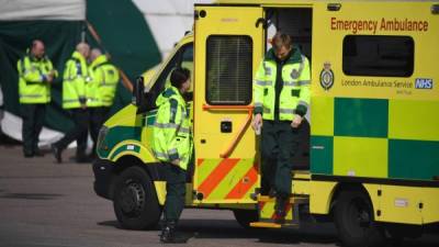 Una ambulancia en Londres se prepara para el traslado de pacientes con coronavirus. Foto: AFP