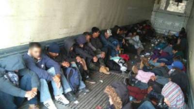 El trailer lleno de inmigrantes fue interceptado por autoridades mexicanas.