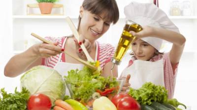 Los niños que aprenden a cocinar ingieren comida saludable.