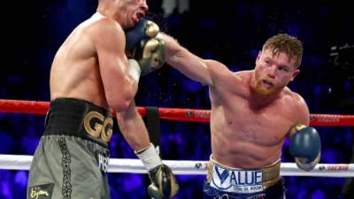 Saúl “Canelo” Álvarez conectó este fuerte derechazo a Gennady Golovkin. Foto AFP