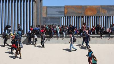 Migrantes centroamericanos continúan ingresando masivamente a la frontera estadounidense./EFE.