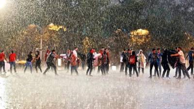 Bajo una fuerte lluvia, voluntarios trasladaban comida a uno de los albergues en la capital mexicana.