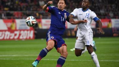 Maynor Figueroa marcando al japonés Yohei Toyoda.