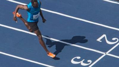 Bolt gana sus primeros 100 m del año en carrera de exhibición en Rio.