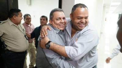 Elvis Guzmán, vocero del Ministerio Público en San Pedro Sula, es abrazado por uno de sus amigos.