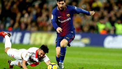 GRAF9401. BARCELONA, 28/01/2018.- El delantero argentino Leo Messi (d), del FC Barcelona, se escapa de Rubén Duarte, del Deportivo Alavés, durante el partido de la vigésimo primera jornada del Campeonato Nacional de Liga que se disputa esta noche en el Camp Nou, en Barcelona. EFE/Toni Albir