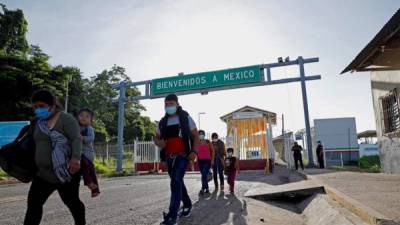 Los migrantes retornados en muchas ocasiones no cuentan con recursos económicos ni alimentación. Fotografía: EFE.