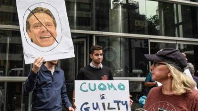 Manifestantes exigen la renuncia de Cuomo tras un informe de la Fiscalía que revela que el Gobernador de Nueva York acosó a varias mujeres.//AFP.