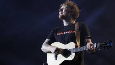 GRA508. MADRID, 08/04/2017.- El cantautor británico Ed Sheeran, responsable de éxitos como 'Thinking Out Loud', durante el primero de los conciertos que ofrece en España, hoy en el Palacio de Deportes de Madrid, para presentar su nuevo álbum, '÷ (divide)', con cuyos primeros sencillos ha logrado posicionarse de nuevo como número 1 en todo el mundo. EFE/Víctor Lerena