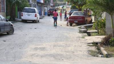 Los pobladores de la colonia Felipe Zelaya se unieron para cerrar las calles y tener mayor seguridad. Foto: Franklyn Muñoz