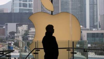 La firma Apple ha pedido a sus proveedores que estudien la posibilidad de trasladar entre el 15 y el 30 % de su capacidad de producción desde China hasta países del sudeste asiático y México, informó hoy el diario Nikkei. EFE/Archivo