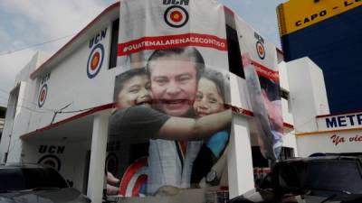 Acusado. Fachada de la sede del partido Unión del Cambio Nacional, con el rostro de su candidato a presidente Mario Estrada. EFE