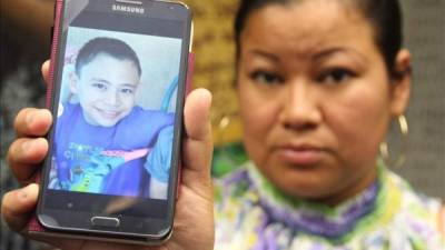 La residente californiana Blanca Hernández muestra en un teléfono celular la fotografía de su hijo Imer Hernández, en la oficina de El Rescate, en Los Ángeles, California (EE.UU.). EFE