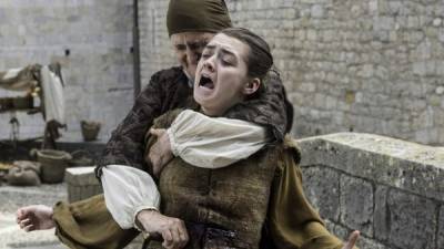 Arya fue brutalmente apuñalada.