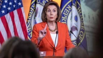 La presidenta de la Cámara de Representantes, Nancy Pelosi, habla con los medios de comunicación antes de presidir la votación de la Cámara sobre una resolución que formalice la investigación de juicio político en el piso de la Cámara en el Capitolio de los Estados Unidos en Washington, DC, EEUU.