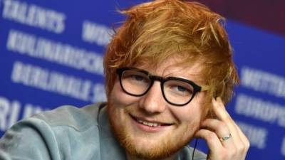 La cinta muestra a un Sheeran en pleno apogeo tras finalizar la gira del disco 'X' y revela su vida cotidiana./ AFP PHOTO / John MACDOUGALL