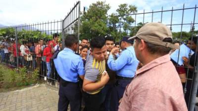 Entre empujones y jalones, ciudadanos solicitan la constancia de antecedentes penales en el edificio del Poder Judicial.