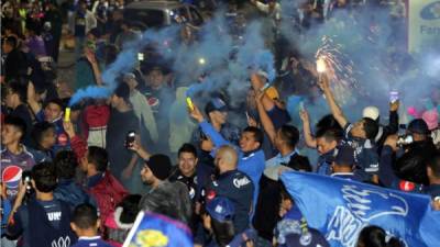 Los aficionados del Motagua se lanzaron las calles de Tegucigalpa para teñir de azul la capital de Honduras celebrando el título que le ganaron al Olimpia.