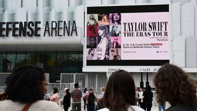 Los fanáticos de la cantante estadounidense Taylor Swift hacen fila para obtener productos, un día antes del inicio de los conciertos de la estrella del pop en el Paris La Defense Arena como parte de su The Eras Tour, en Nanterre, noroeste de Francia, el 8 de mayo de 2024.
