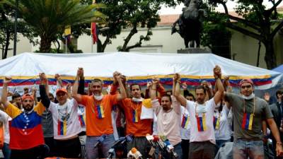 Más de cien opositores se unieron a la huelga de hambre iniciada por Leopoldo López y Daniel Ceballos.