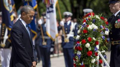 El presidente Barack Obama colocó una corona de flores durante los actos de conmemoración del Día de los Caídos, en el cementerio de Arlington, Virginia.