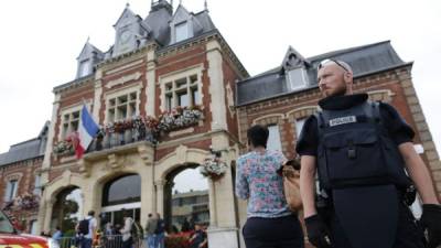 Hollande dice que los secuestradores eran 'terroristas' del Estado Islámico.