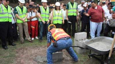 Colocación de la primera piedra en un taller de artesanía financiado por el BCIE en San Nicolás, Santa Bárbara.