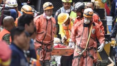 Rescatistas locales y llegados de otros países sacaron varios cuerpos ayer de entre los escombros.