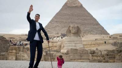 Kösen y Amge posan para una foto frente a la Pirámide de Guiza. Foto: EFE