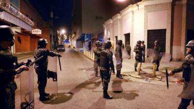 Militares patrullan las calles de Tegucigalpa durante el toque de queda.