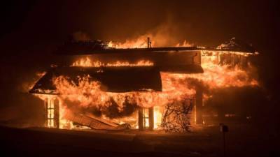 Más de 200 mil personas han sido evacuadas por los incendios que ya han reducido a cenizas cientos de edificios. AFP.