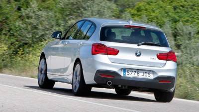 (FILES) In this file photo taken on March 20, 2018 the BMW logo is on a new car is pictured at the 'BMW World' delivery center near the company's headquarters in Munich. - German high-end carmaker BMW said on October 23, 2018 it would recall more than one million additional diesel cars, citing a problem with the exhaust system that 'in extreme cases can cause a fire'. (Photo by CHRISTOF STACHE / AFP)