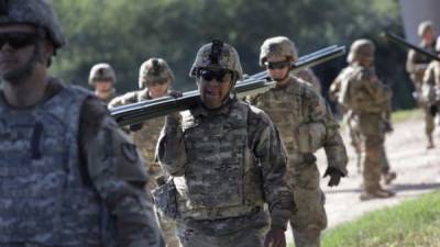 Los primeros efectivos militares enviados a la frontera de Estados Unidos con México comenzaron a reforzar la seguridad en la zona extendiendo rollos de alambre de púas para impedir el ingreso de las caravanas de migrantes que marchan por México hacia EEUU.