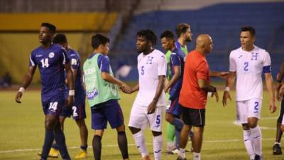 La Sub-23 de Honduras triunfó frente a Cuba en el estadio Olímpico. Los jugadores se saludan al final del partido.