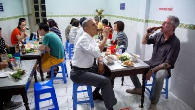 El expresidente Barack Obama cenó en Hanoi, Vietnam, con el chef Anthony Bourdain.
